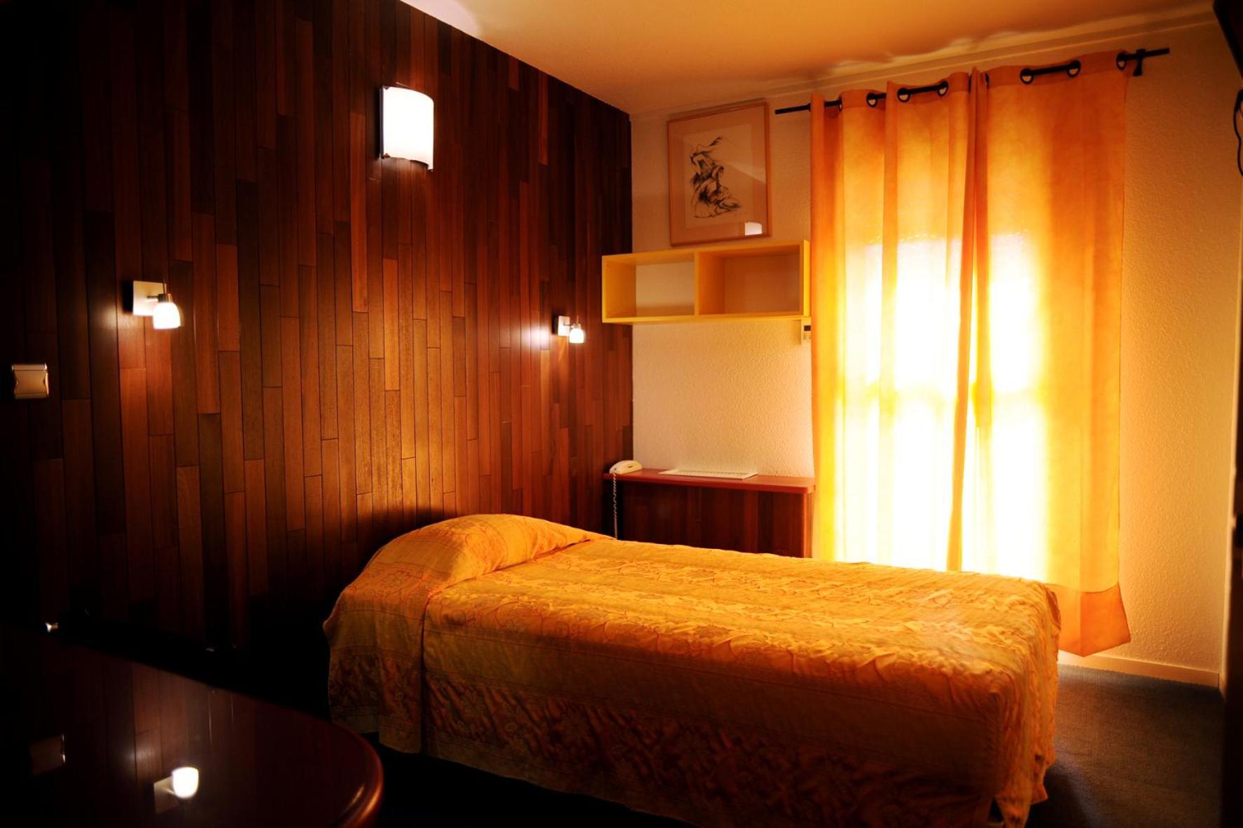 Logis Hotel Horus Restaurant Les Bruyeres Toulenne Kültér fotó